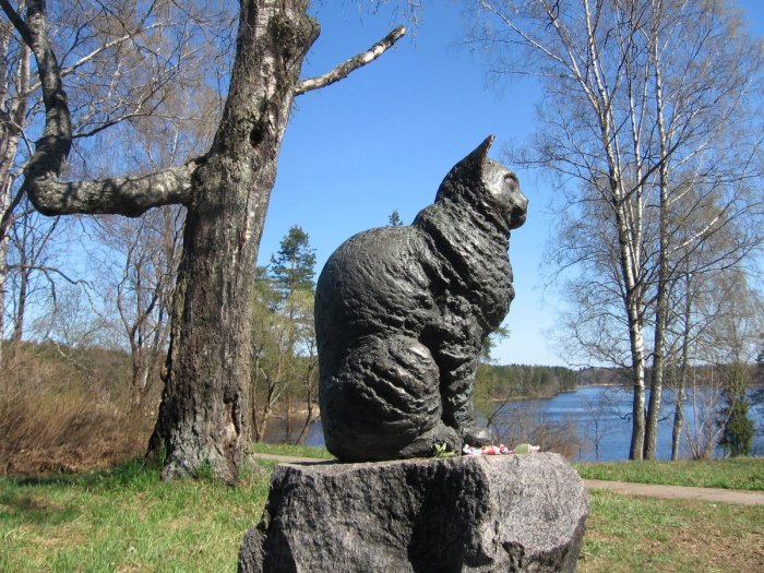 Скульптура, посвящённая самому верному коту Тотти