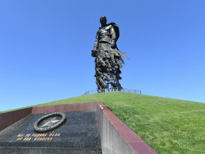 Алексей Журавлев вместе с жителями Ржева возложил венки к мемориалу Советского солдата