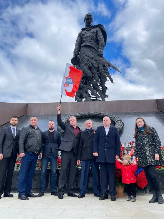 К мемориалу Советскому солдату в Ржеве возложили цветы