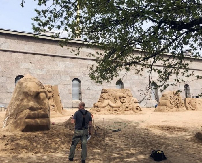 На пляже Петропавловской крепости появились первые песчаные скульптуры
