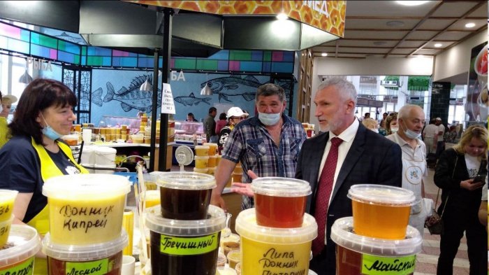 «Мед замечательный»: депутат ГД посетил липецкий рынок в рамках рабочей поездки
