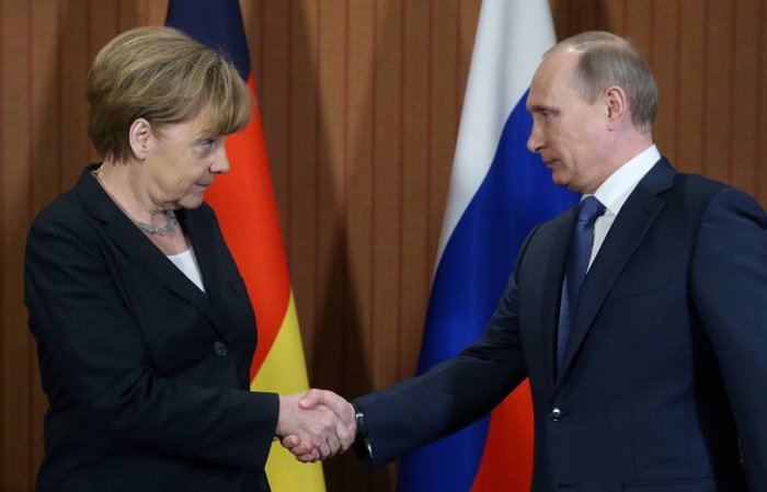 Меркель напомнила о необходимости поддерживать диалог с Россией