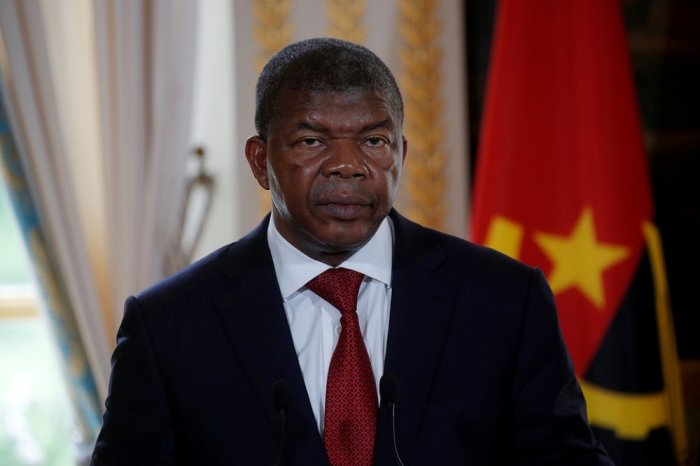 Глава Анголы выступил за снятие оружейного эмбарго с ЦАР