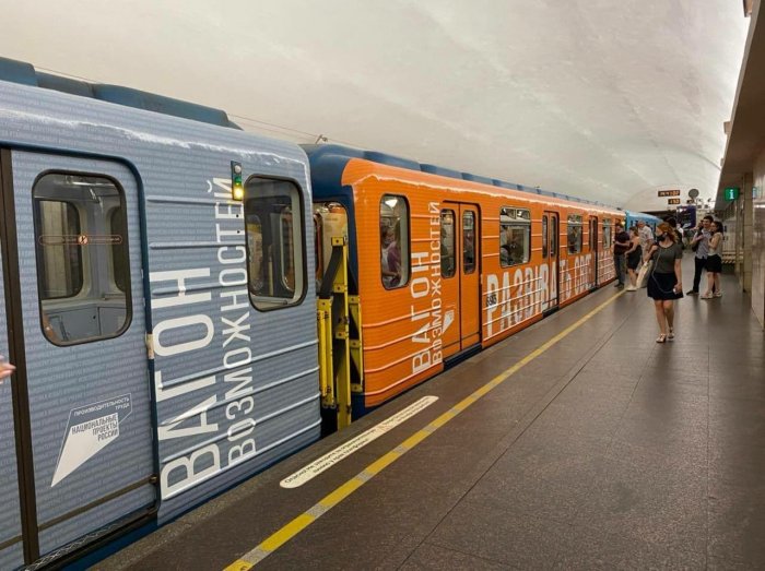 Сегодня поезд «Национальные проекты России» впервые вышел на красную ветку петербургского метро