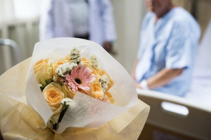 Россиянам разрешили жениться в больницах и на дому
