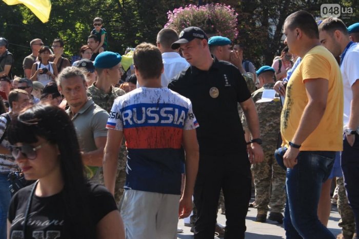 Прогулка по Одессе в футболке с российским триколором обернулась для американца задержанием