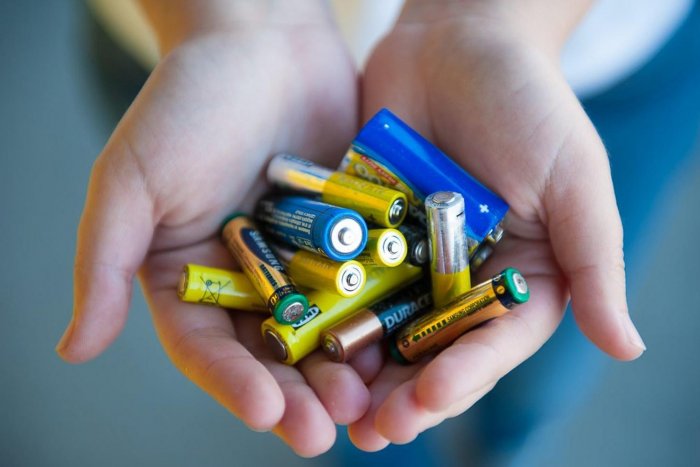 Почему использованные батарейки не стоит выкидывать в мусорное ведро