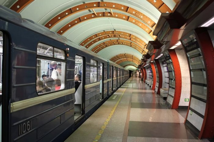 В метро Петербурга раскрыли «тайну» гудков машиниста в тоннелях и перед станциями