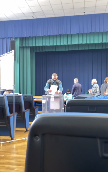 В Петербурге подставные избиратели засовывают в урны для голосований пачки бюллетеней
