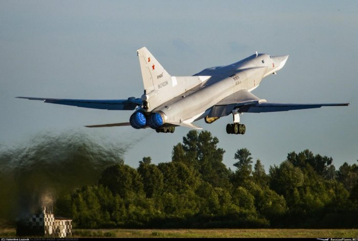 L'Antidiplomatico предсказал исход битвы между российскими Ту-22М3 и кораблями НАТО