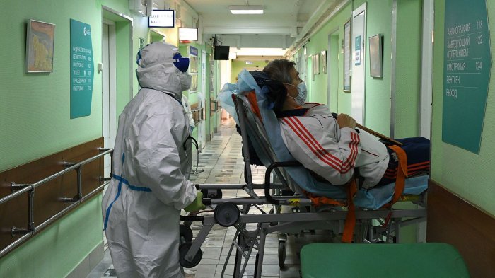 В Петербурге за день в больницы увезли 450 человек с коронавирусом и пневмониями