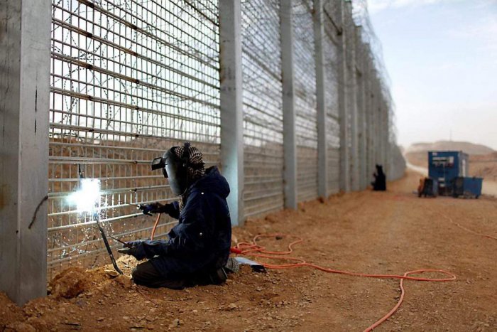 Эксперт: Литва не сможет сдержать нелегальных мигрантов «великой стеной»