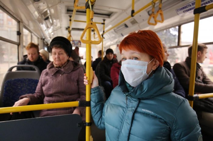 Пассажиров петербургского транспорта начнут штрафовать за спущенную на подбородок маску