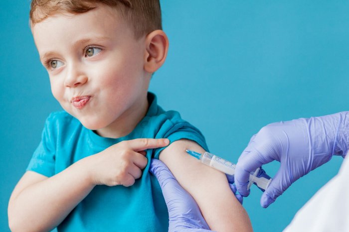 Мурашко заявил о скором окончании экспертизы вакцины от COVID-19 для детей