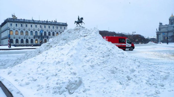 Разруха не в клозетах, разруха в голове Беглова: куда губернатор спрятал снегоуборочные машины