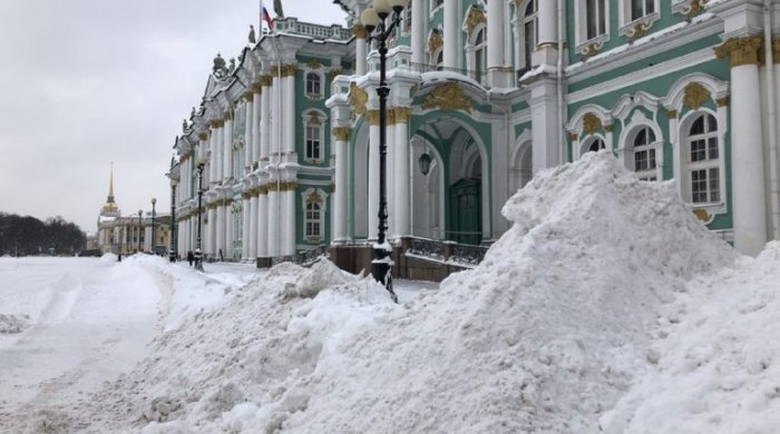Спикер Бельский экономит на технике и запрягает на уборку снега малолеток
