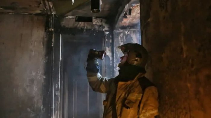 Несколько крупных пожаров: суббота не стала выходным для петербургских пожарных