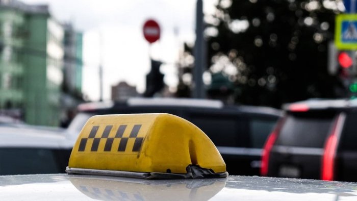 Нервный таксист избил пассажирку и распылил ей в лицо газ в Петербурге