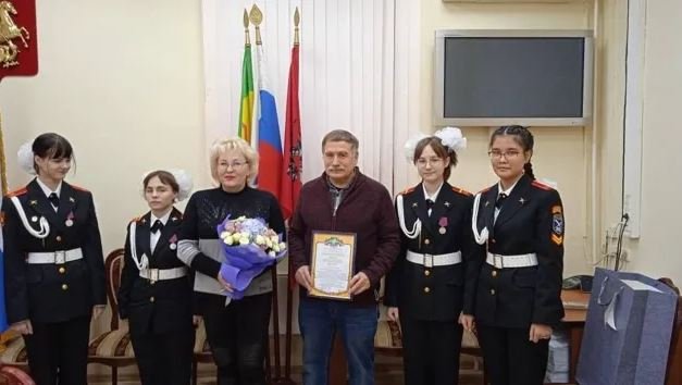 Героя-подводника поздравили с праздником в управе района Текстильщики