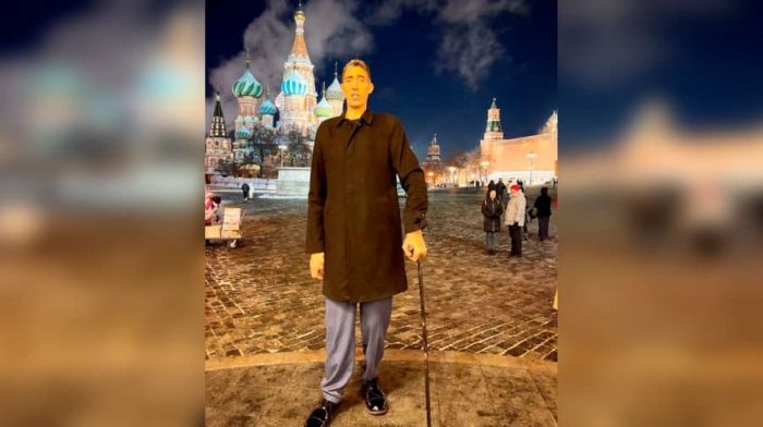 Самый высокий человек в мире турок Султан приехал в Россию, чтобы найти невесту