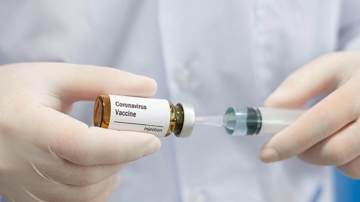 Ученый объяснил, зачем вакцину от коронавируса добавили в календарь прививок