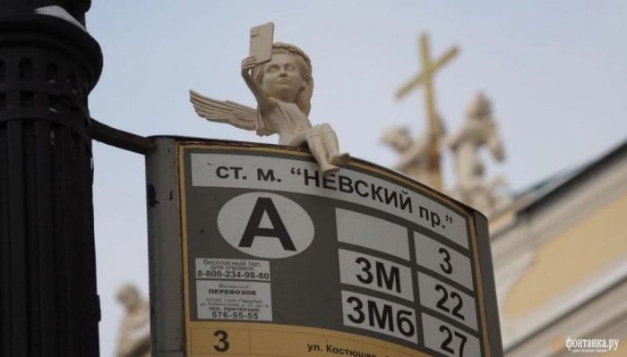 В Петербурге напротив храма установили фигуру ангела, который снимает селфи