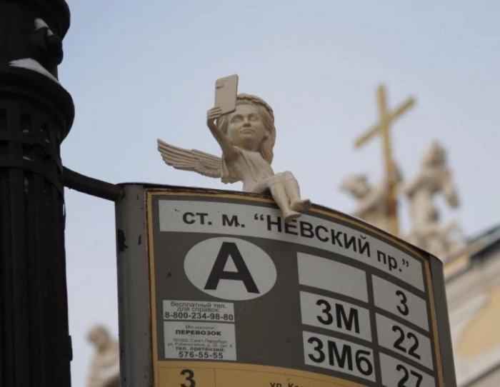 Фигурку ангела сняли с остановки на Невском проспекте