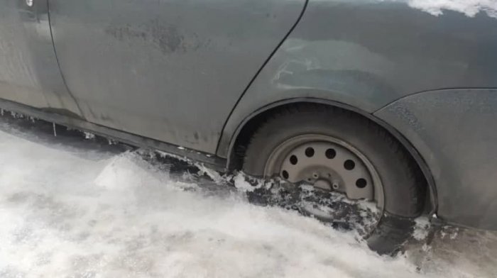 На Южном шоссе после прорыва трубы машины вмерзли в лед
