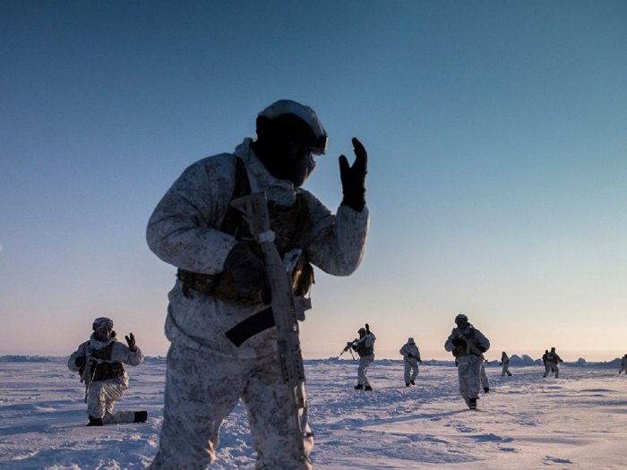 Российские военные оттачивают мастерство в суровых землях Арктики