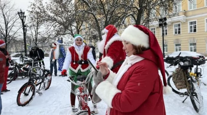 Колонна Дедов Морозов и Снегурочек на велосипедах пронеслась по Петербургу