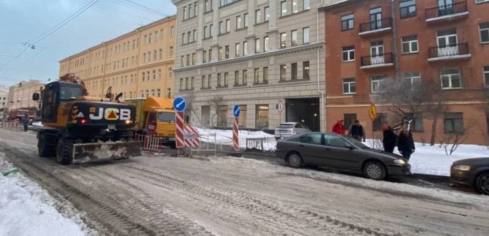 Трубу с кипятком прорвало рядом со зданием СПбГАСУ на Курляндской улице