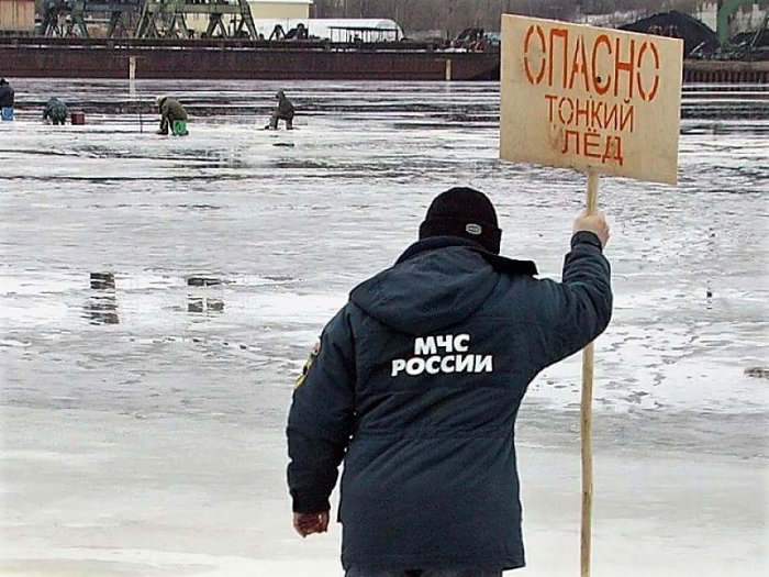 Спасатели дали ряд рекомендаций петербуржцам, желающим прогуляться по льду