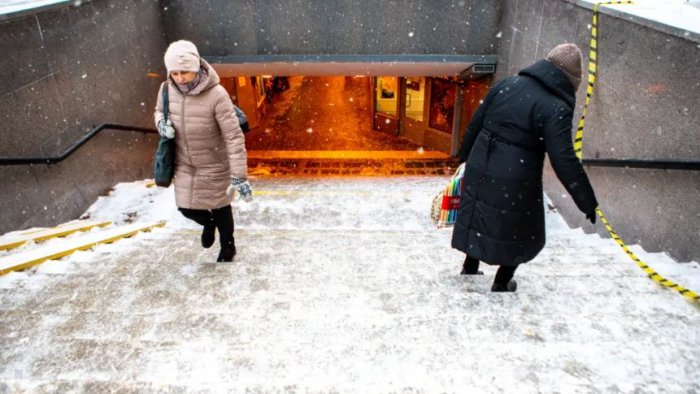 Петербурженка получила 215 тысяч рублей за падение на обледенелой лестнице