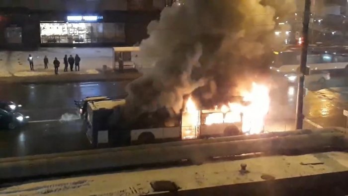 На юго-западе Петербурга сгорел троллейбус