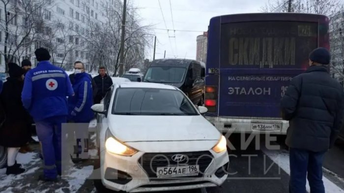 Дети попали в больницу после гонки маршрутчиков на Подвойского