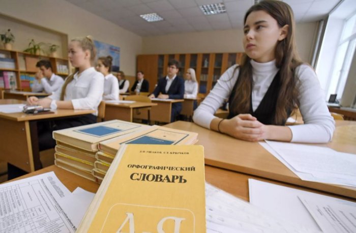 Школьникам Петербурга разрешили писать итоговое сочинение в очном формат
