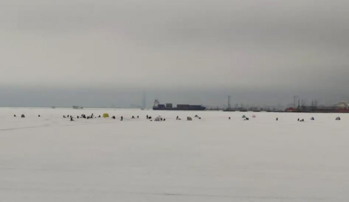 Сотни людей вышли на подтаявший лед Финского залива во время оттепели