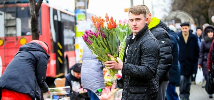 8 марта российские мужчины порадуют своих женщин цветами и драгоценностями, а не кастрюльками