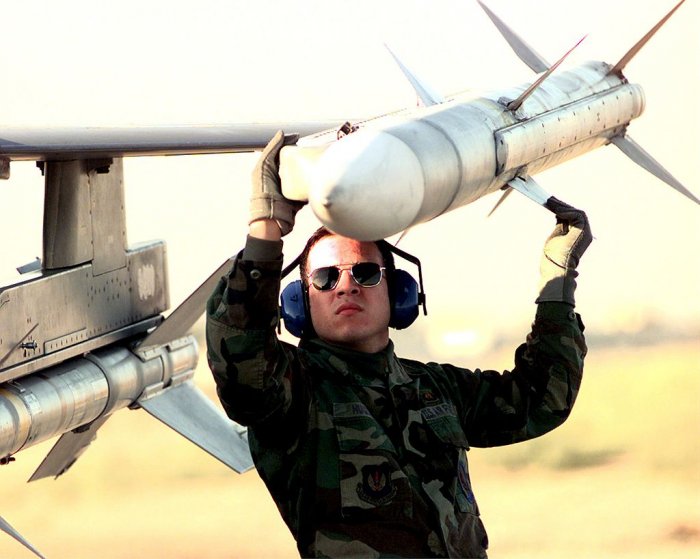 Ракеты или F-16: чем занимаются украинские летчики на авиабазе в Аризоне