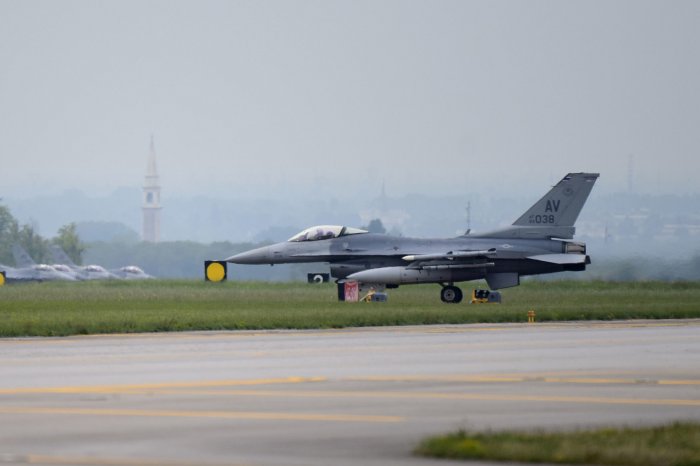 F-16 не для контрнаступа: в США ищут способы максимально удалить самолеты от линии фронта