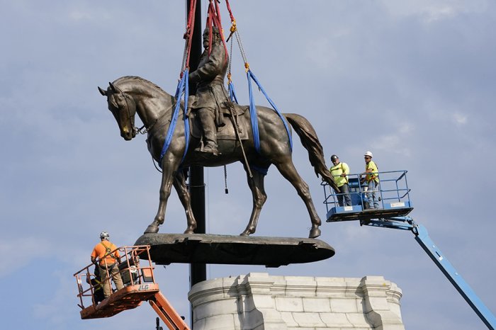 «Расовая гармония» против русских: памятники рабовладельцам в США пускают на металл для Украины
