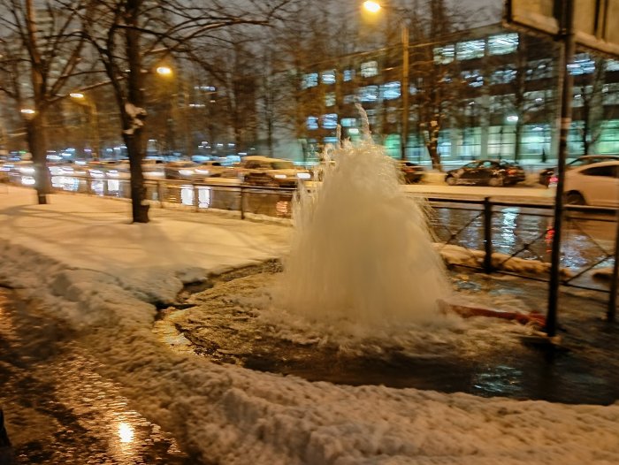 Горожане шутят: как в Питере снег топят водой