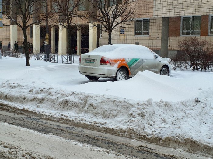 Про парковки забыли: припаркованные машины в Питере утопают в снегу