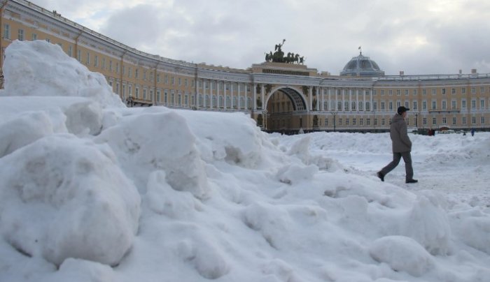 В Петербурге мало солнца, но много неубранного снега: губернатор только проснулся