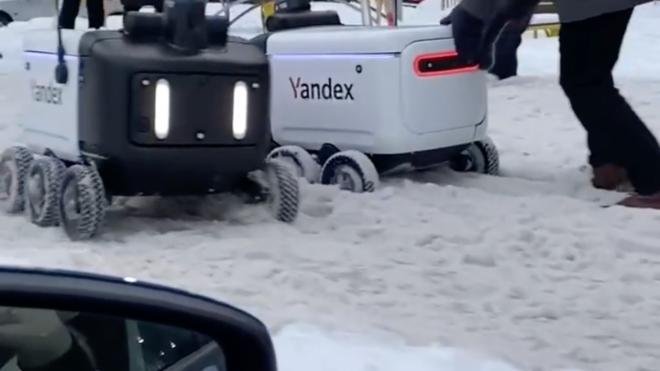 Пробка из роботов: в Мурино произошло восстание машин против снега