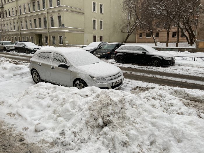 Ледяные горки из снегоуборки: в Питере новая проблема со снегом