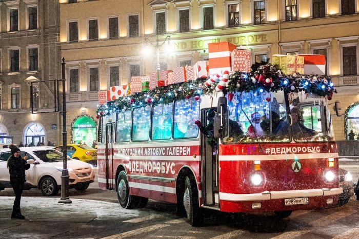 К нам едет «ДедМоробус»: встречайте волшебный десант на улицах Петербурга