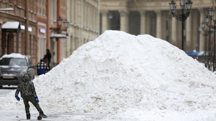 Заледенение прошлого снега: Петербург вновь ждет испытание снегоуборкой