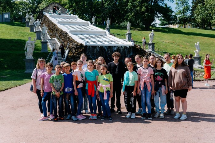 Спецтур в Петербург: детей с новых территорий знакомят с Россией в культурной столице