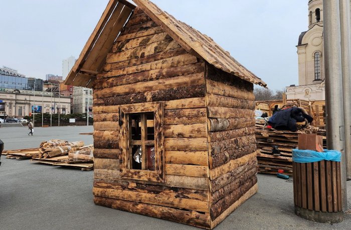 В центре Владивостока появились деревянные избушки